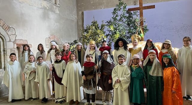 Crèche vivante avec les enfants du catéchisme